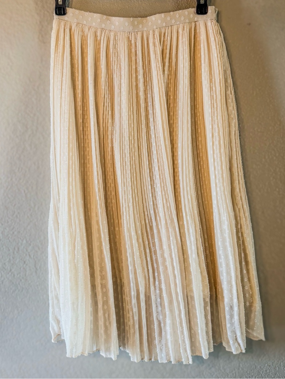 Lulus Pleated Cream Skirt! Size Medium EUC